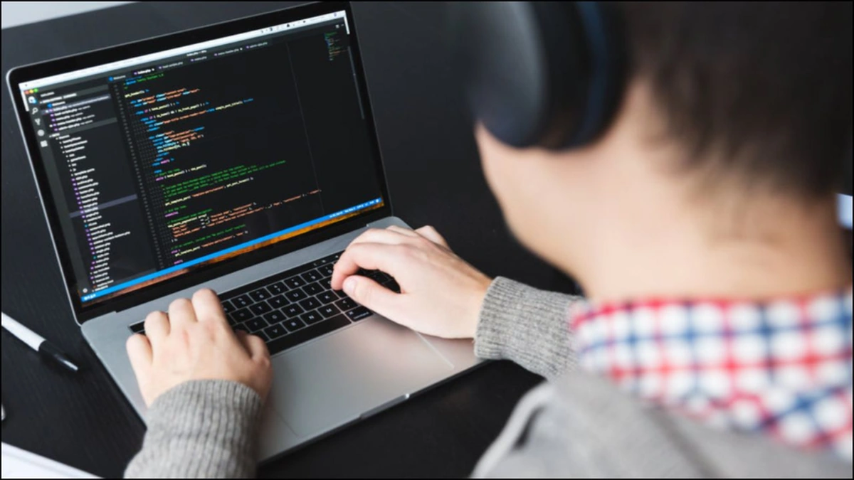 Cracking the Code: How to Solve FAANG-Level Problems Like a Senior Developer